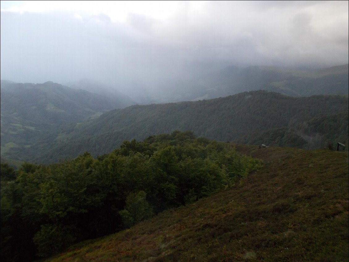 La montée vers le pic des Escaliers sous la pluie et les bourrasques.