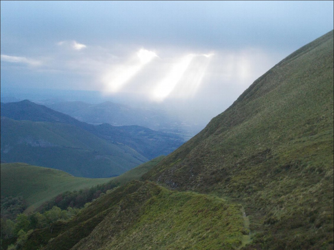 Le ciel se déchire dans la montée du pic.