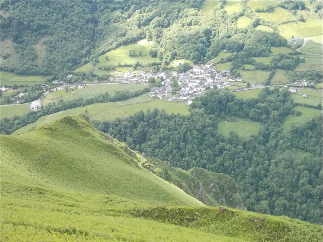 Larrau vu d'en haut. La variante passe par le village.