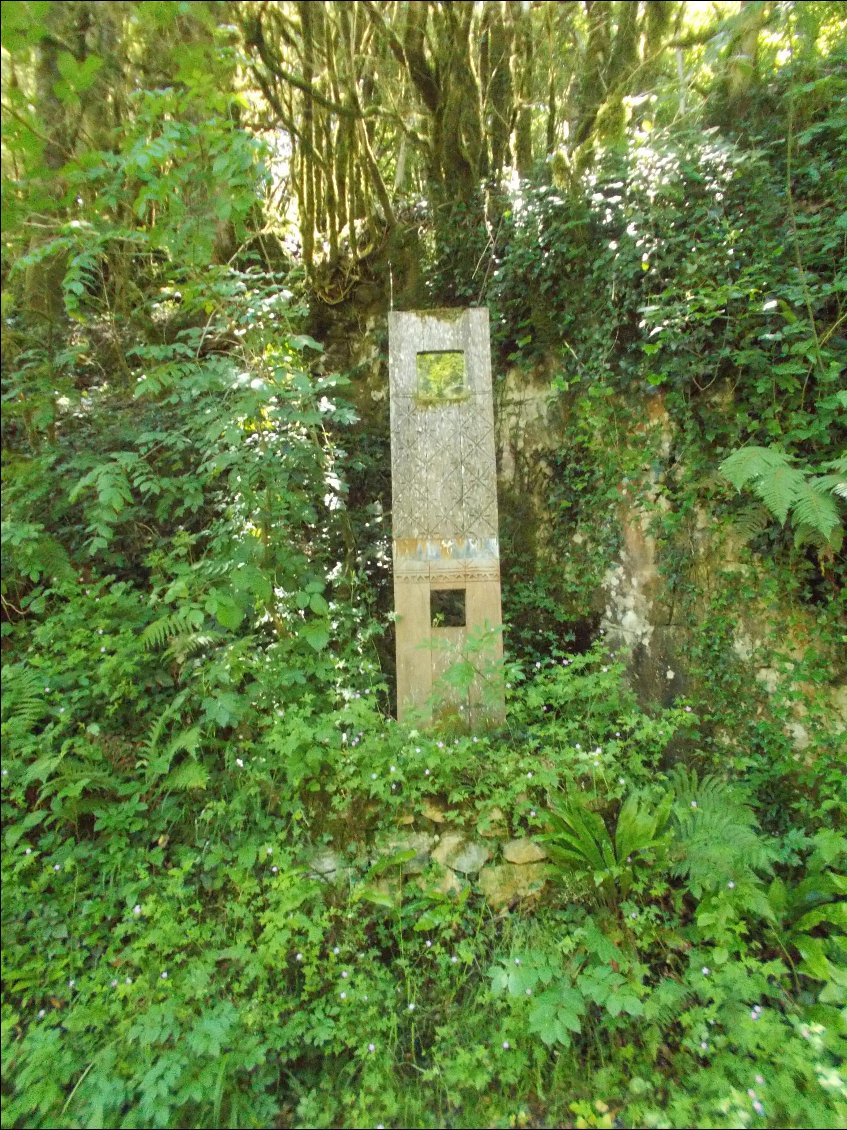 Drôle de totem sur le bord du pont d'Enfer.