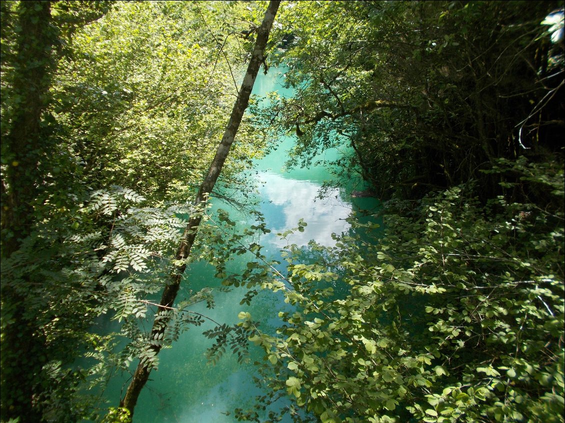 Eau turquoise vue du pont d'Enfer.