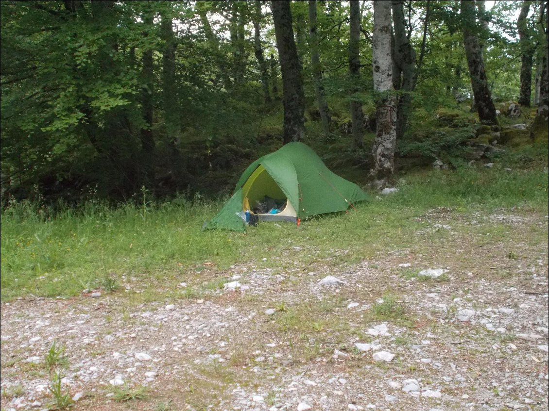 Exténué, j'arrive à trouver un coin où poser ma tente.