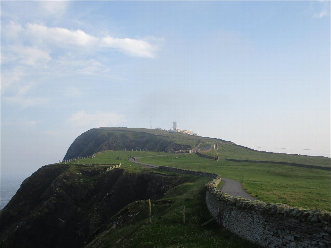 Je monte ensuite au phare de Sumburgh. Des nappes de nuages nous enveloppent parfois.