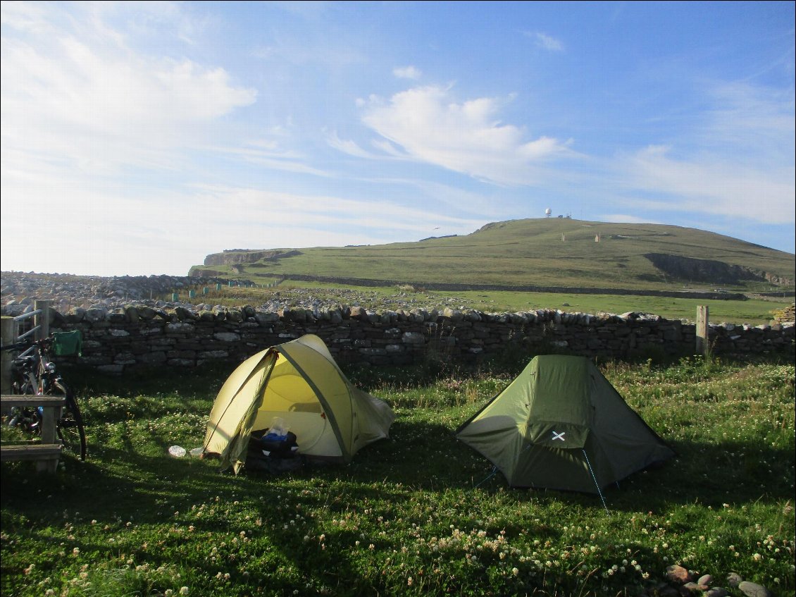 Je bivouaque près d'une zone de nidification de sternes arctiques. Autant dire que ça paille méchamment. Elles m'ont même attaquée en vol piqué lorsque je suis allée leur dire bonsoir.