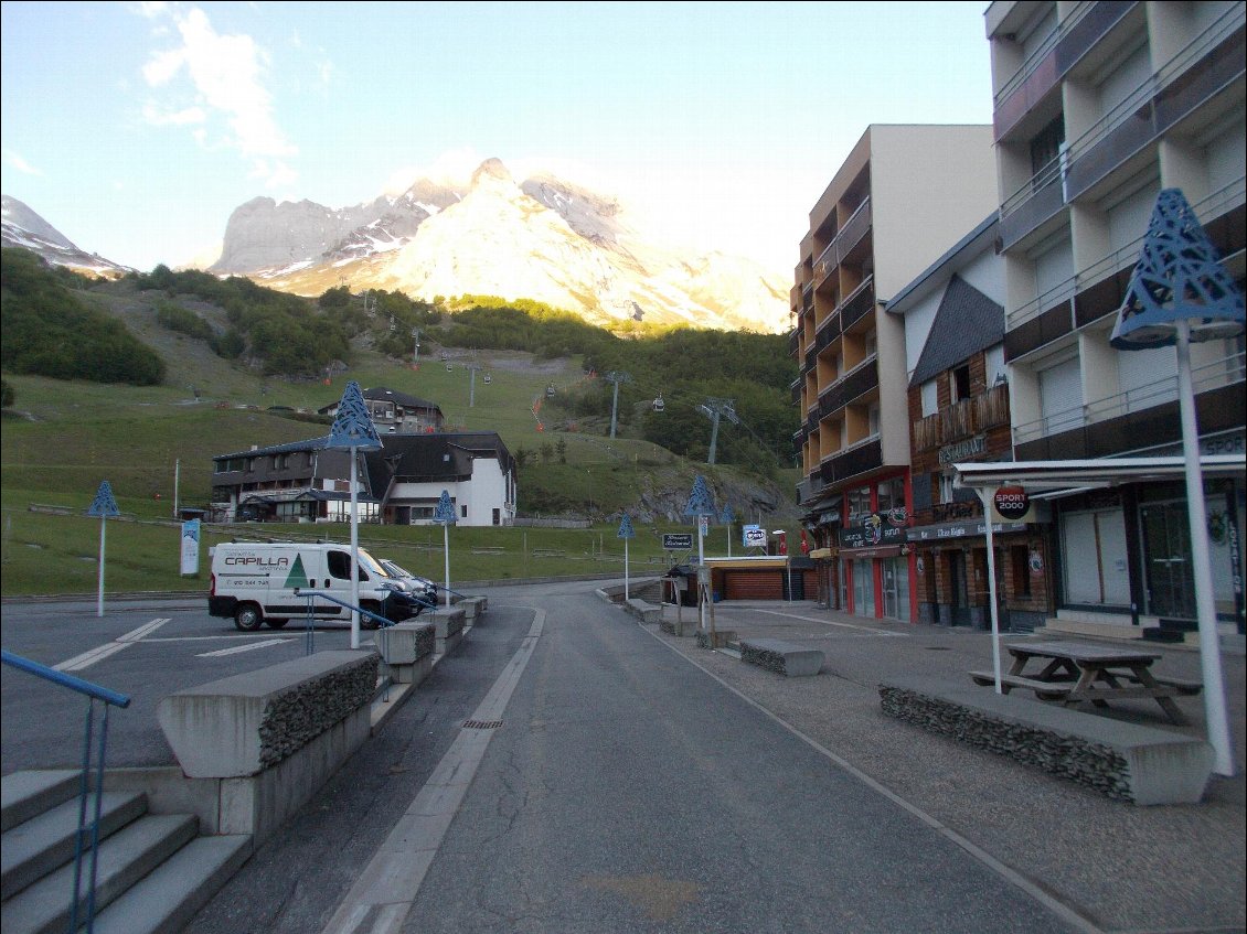 Gourette au petit matin (le Tremplin est tout au fond à droite au panneau bleu ciel).