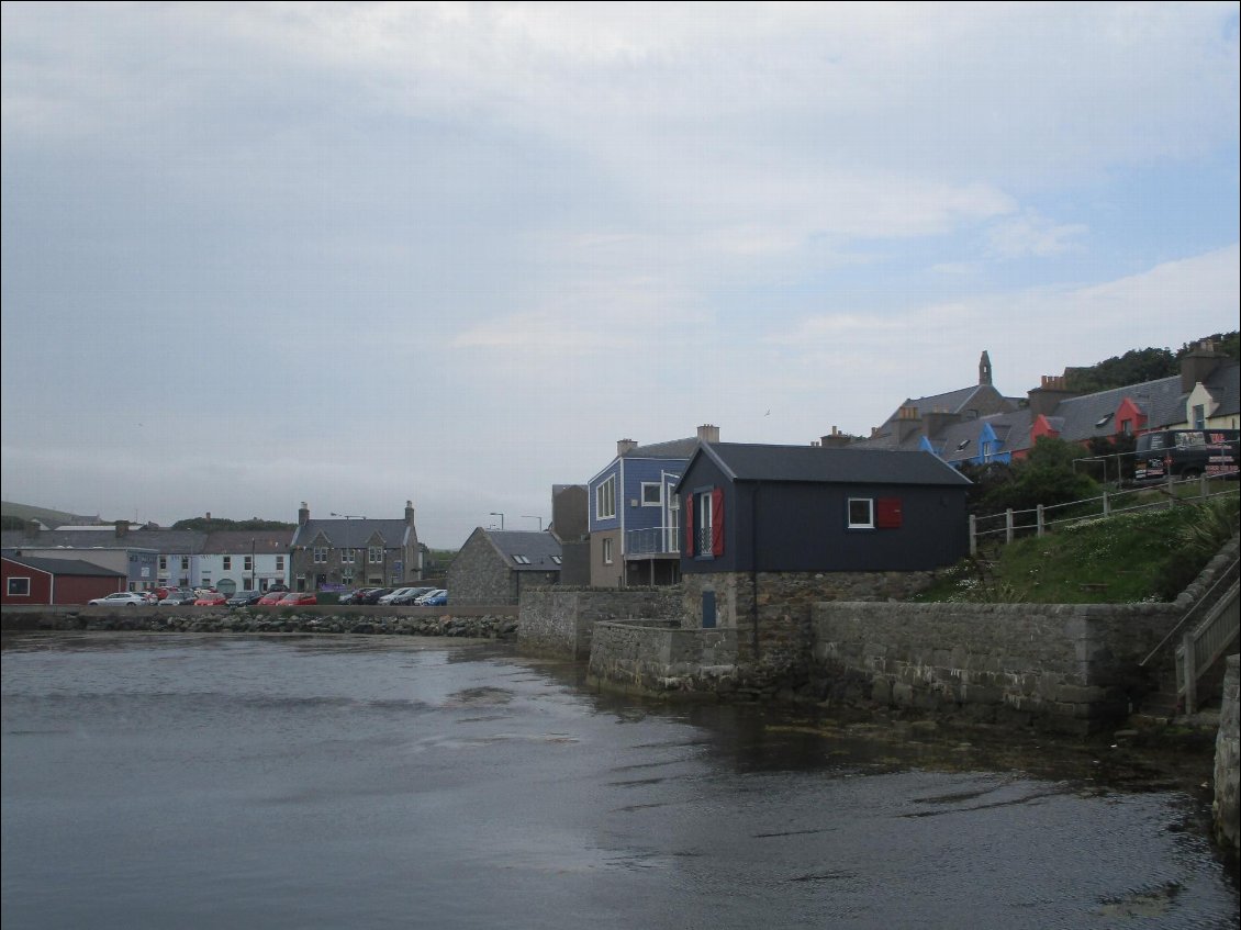 Scalloway dans la grisaille, ancienne capitale des Shetland.