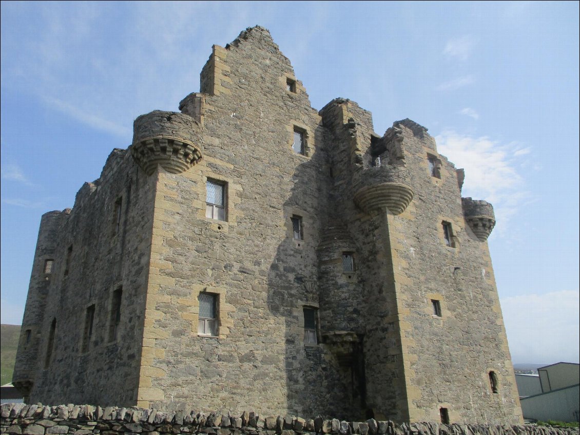 Le château de Scalloway a été construit en 1600 par Patrick Stewart, surnommé Black Patie, comte des Orcades et seigneurs des Shetland. Il était très impopulaire car il taxait fortement la population et forceait les hommes à travailler sur la construction du château. Il finit exécuté pour trahison, et son fils avec par la même occasion.