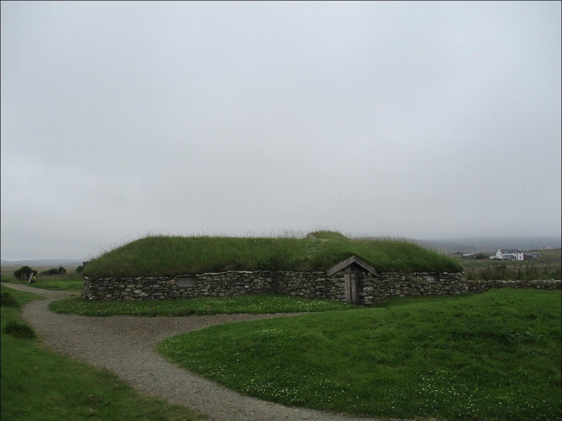 Il y a plusieurs sites d'etablissements vikings sur Unst. Ici, c'est la reconstitution d'une de leurs grandes fermes toutes en longueur avec un toit végétal (juste avant Haroldswick).