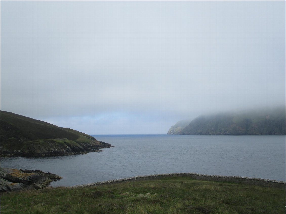 Le fjord qui sépare les 2 pointes Nord. The Noup à droite et Herma Ness à gauche. Le temps se couvre.