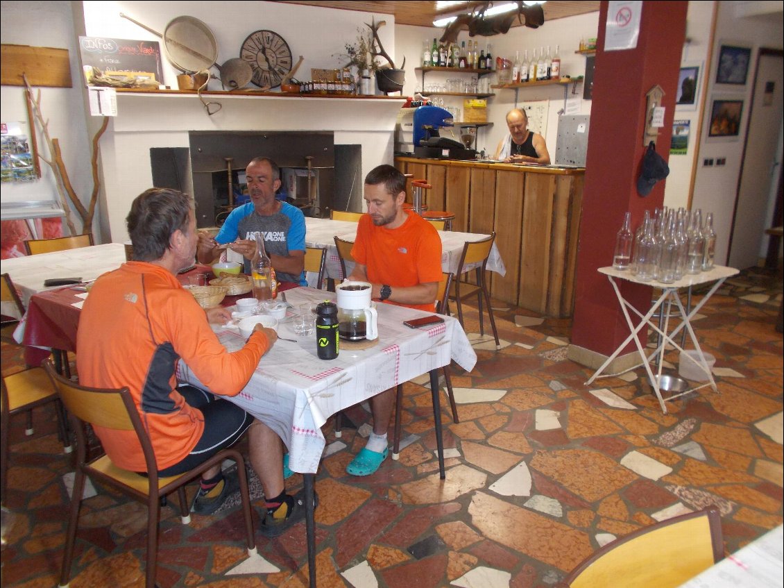 Les isards au petit-déj (Pascal Blanc est en bleu) avec Patrick au comptoir.
Je vous rassure, ils ne courent pas en crocs !