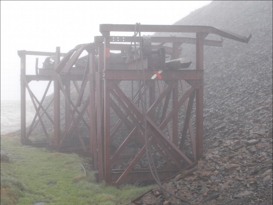 Créature de rouille tapie dans le brouillard.