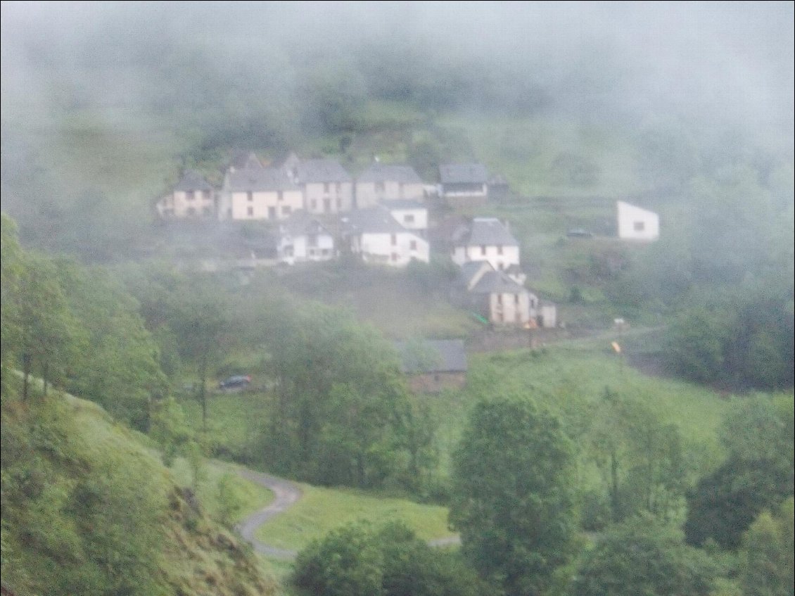 Le hameau d'Eylie-d'en-Haut flou et dans le brouillard !