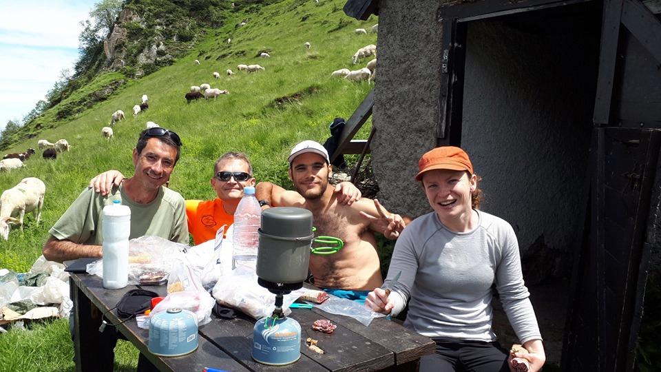 De gauche à droite : bibi, Éric, Julian et Marie.