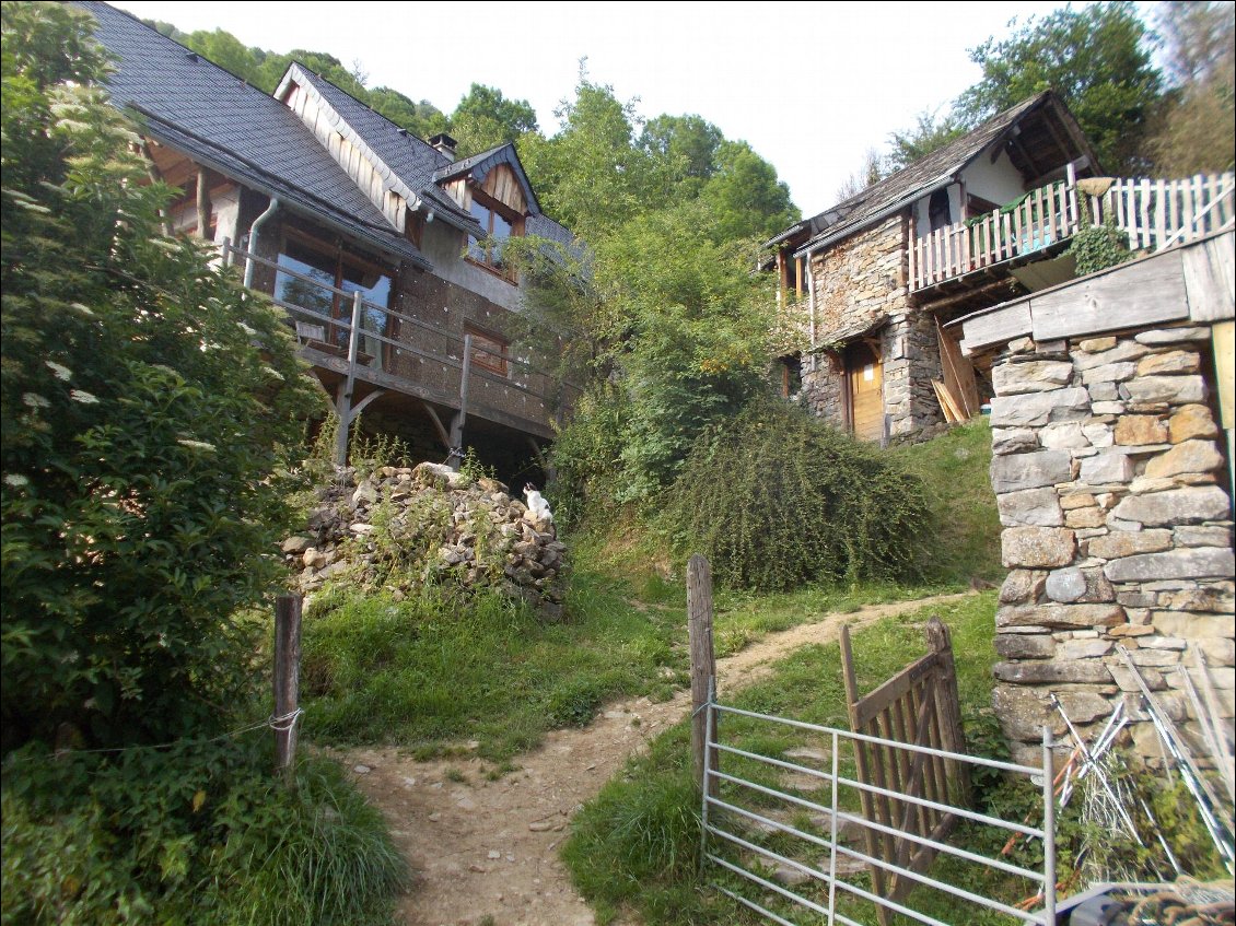 Esbintz : le resto à gauche et le gîte à droite avec sa terrasse en hauteur.