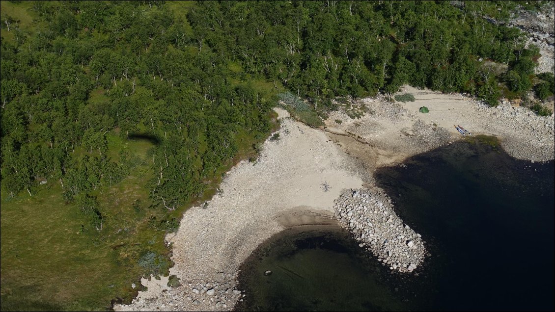 Photo garantie sans drone :-) kayaks et tente sur la petite plage de droite