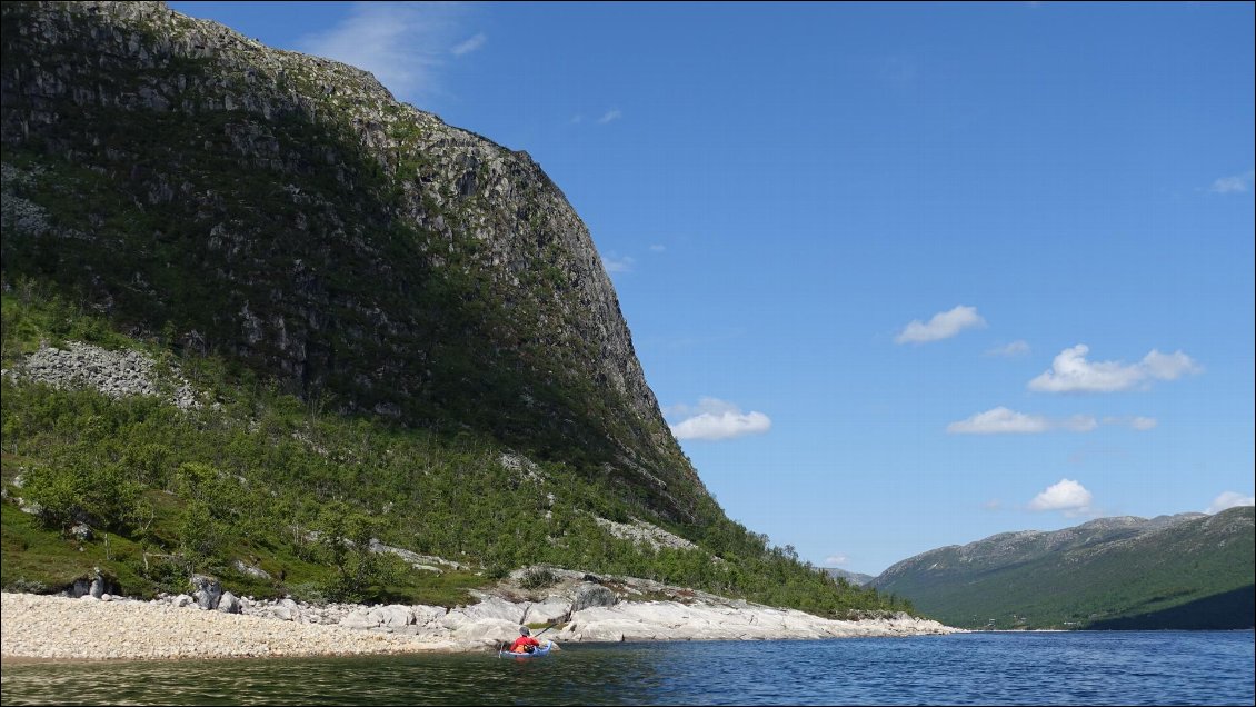 Les reliefs jouxtant le lac se raidissent