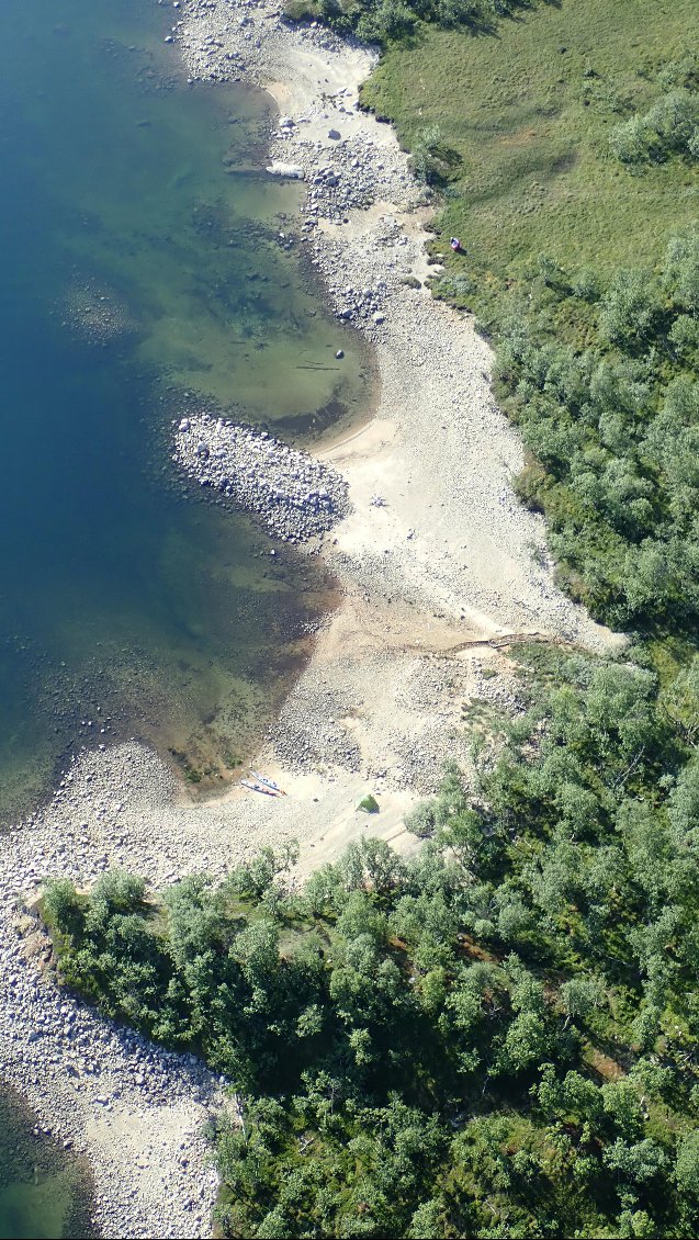 Les kayaks et la tente nous attendent