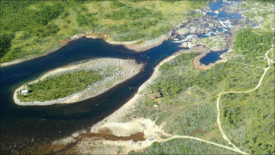 L'arrivée de la rivière principale qui alimente le lac vue du ciel