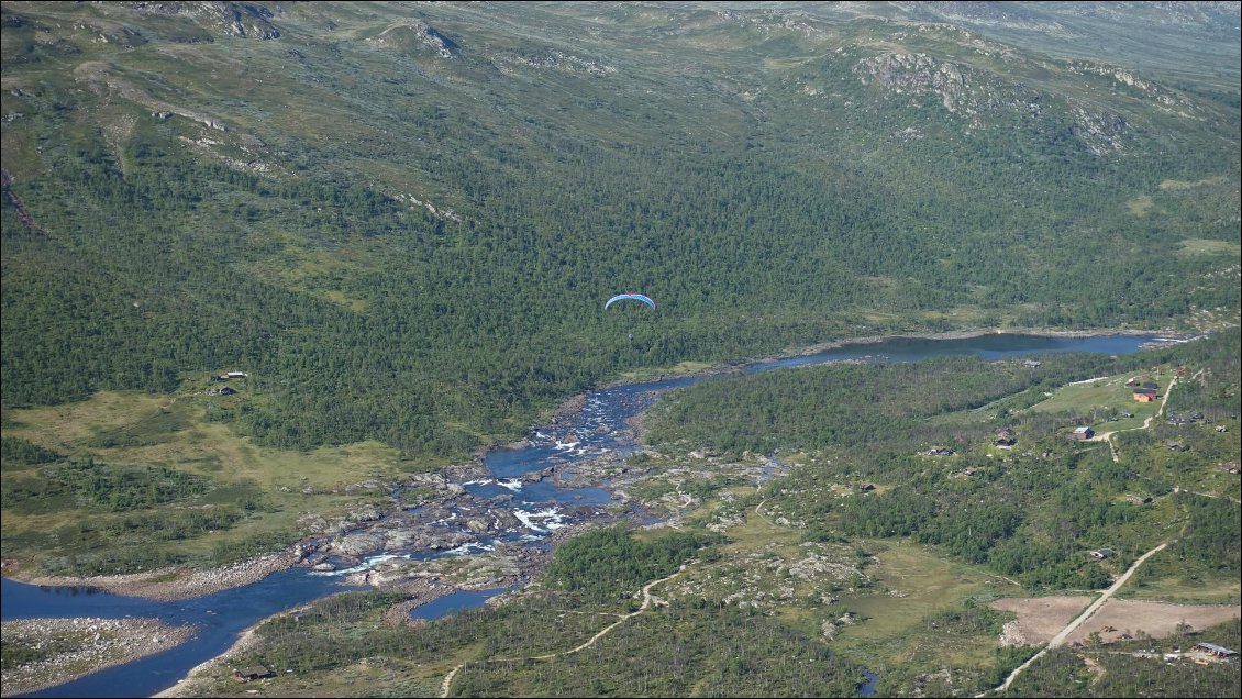 En vol au-dessus de l'embouchure de la rivière principale qui alimente le lac