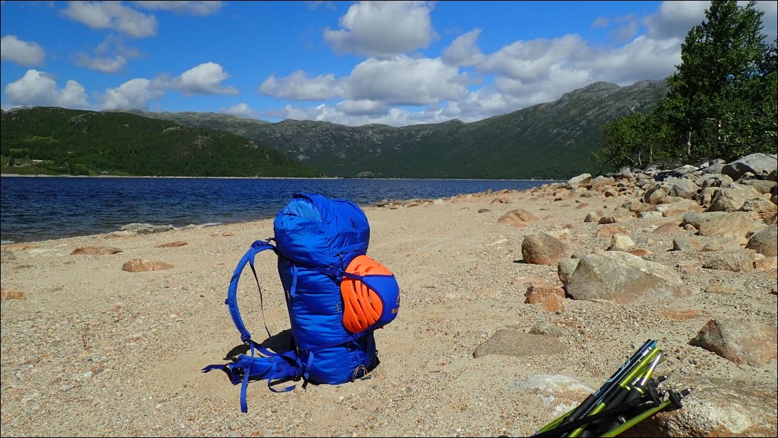 Tout est packé dans nos petits sacs à dos, parapente, nourriture, bivouac...