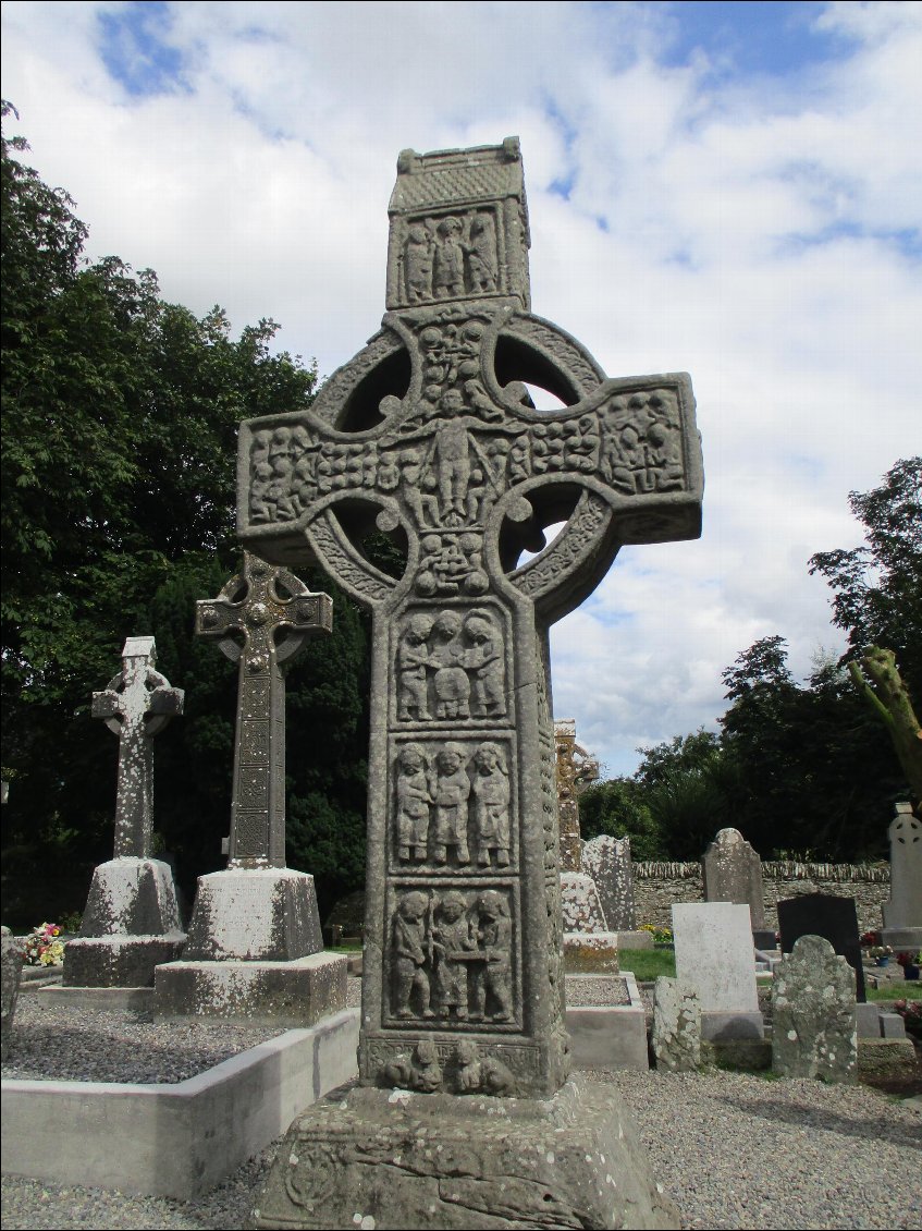 2 vieux tiennent une minuscule boutique dans le cabanon à l'entrée. Ils me refilent une feuille en français expliquant les tableaux de la bible sculptés sur les croix. Ici celle de Muiredach.