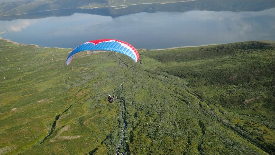 Notre bivouac se trouve sur la plage droit devant le parapente.