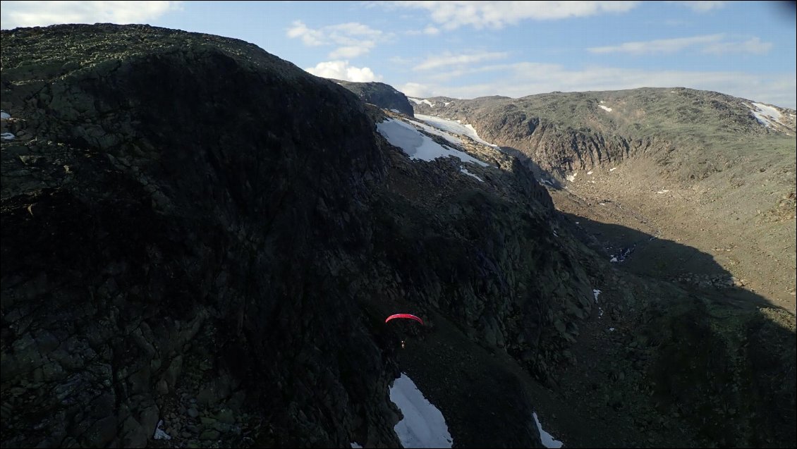 On aperçoit un autre glacier tout au fond