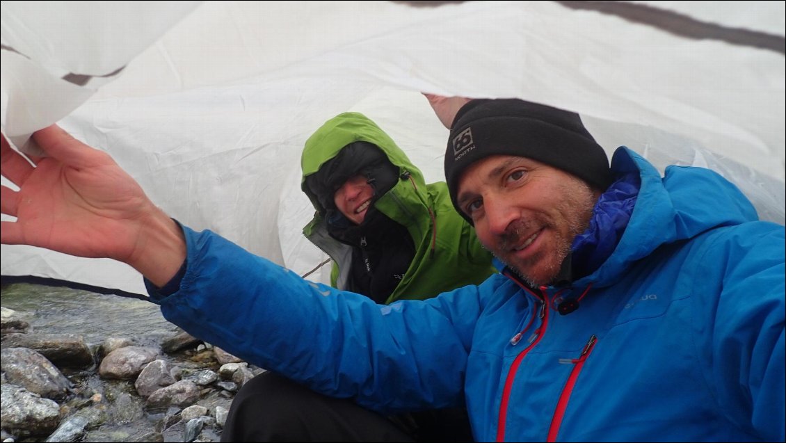 Nous ne sommes pas si mal sous notre petite bâche recroquevillés sous le talus bordant un ruisseau afin de nous abriter du vent :-). Il ne fait pas chaud et nous avons enfilé doudounes et bonnets, quel contraste avec les jours précédents où nous naviguions en t-shirt !