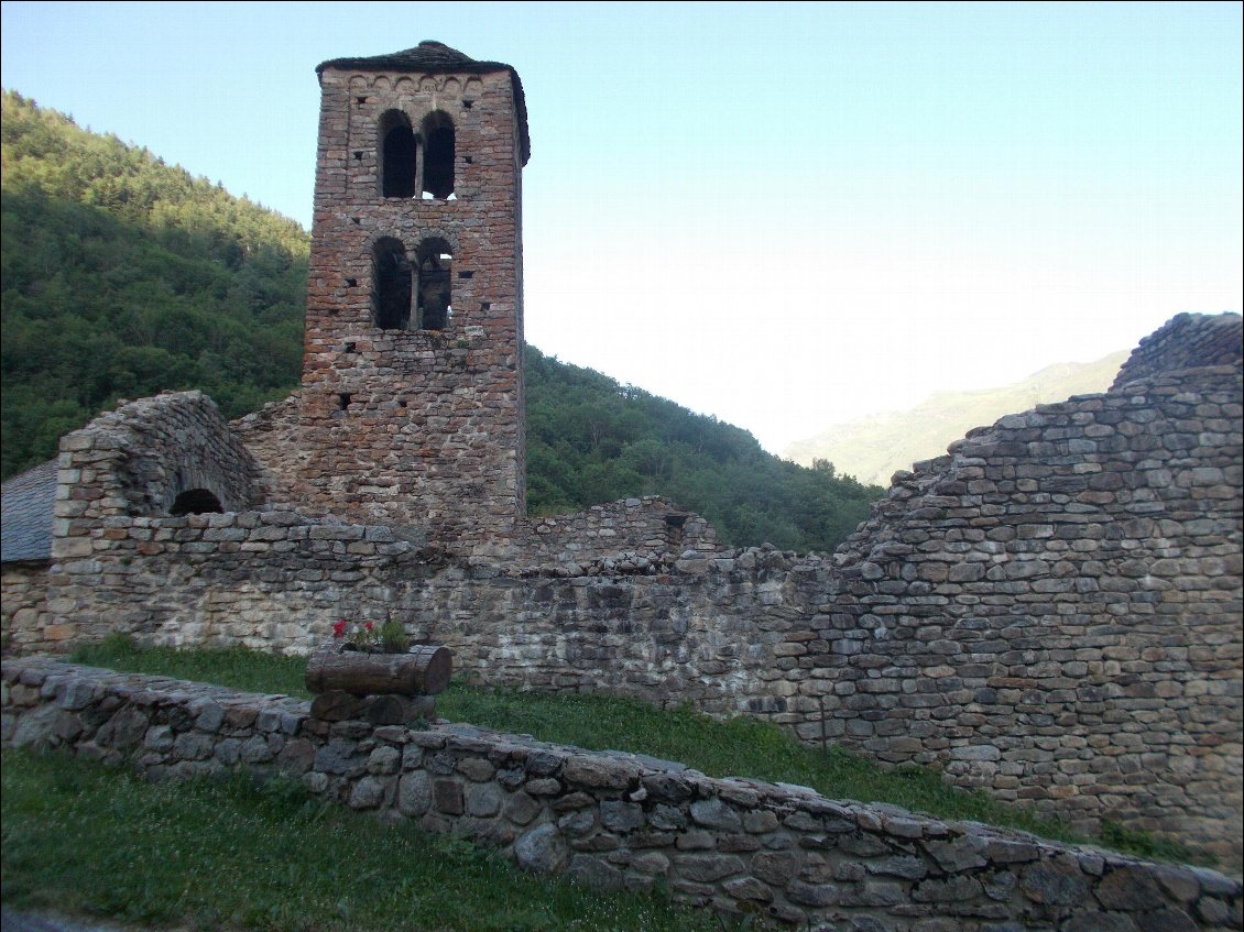 L'église St Pierre de Mérens-d'en-Haut.