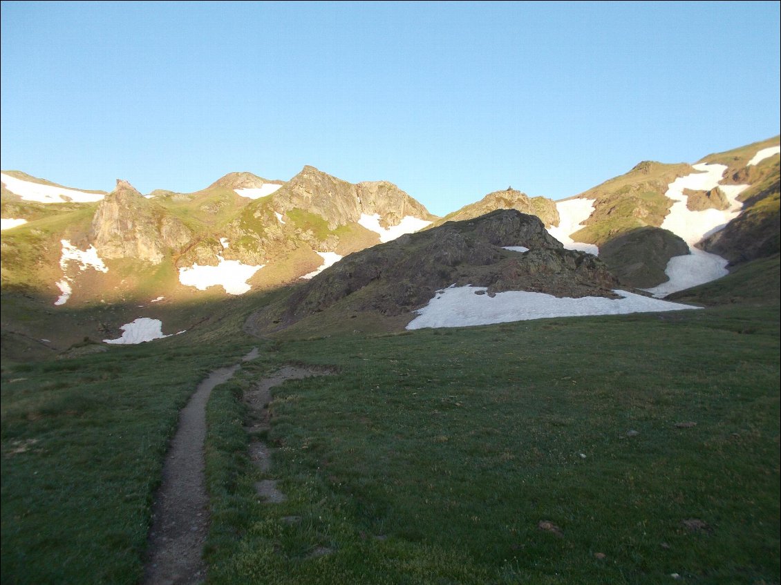 Début de journée idéale sur chemin tranquille.