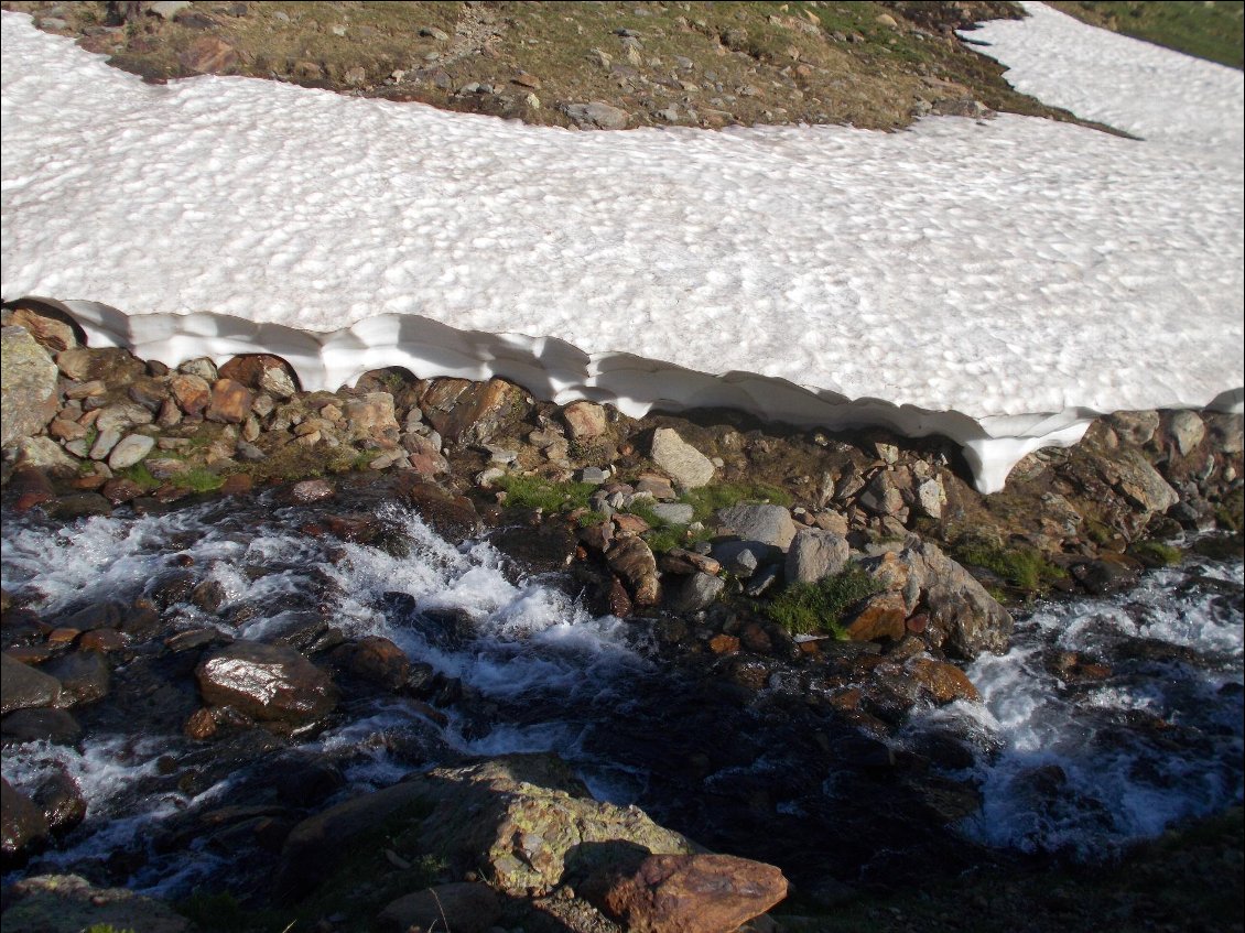 Voilà un névé vicelard : vous le prenez d'un côté et arrivé de l'autre, la glace casse sous votre poids et vous dégringolez sur les rochers (le chemin arrive d'en face) !