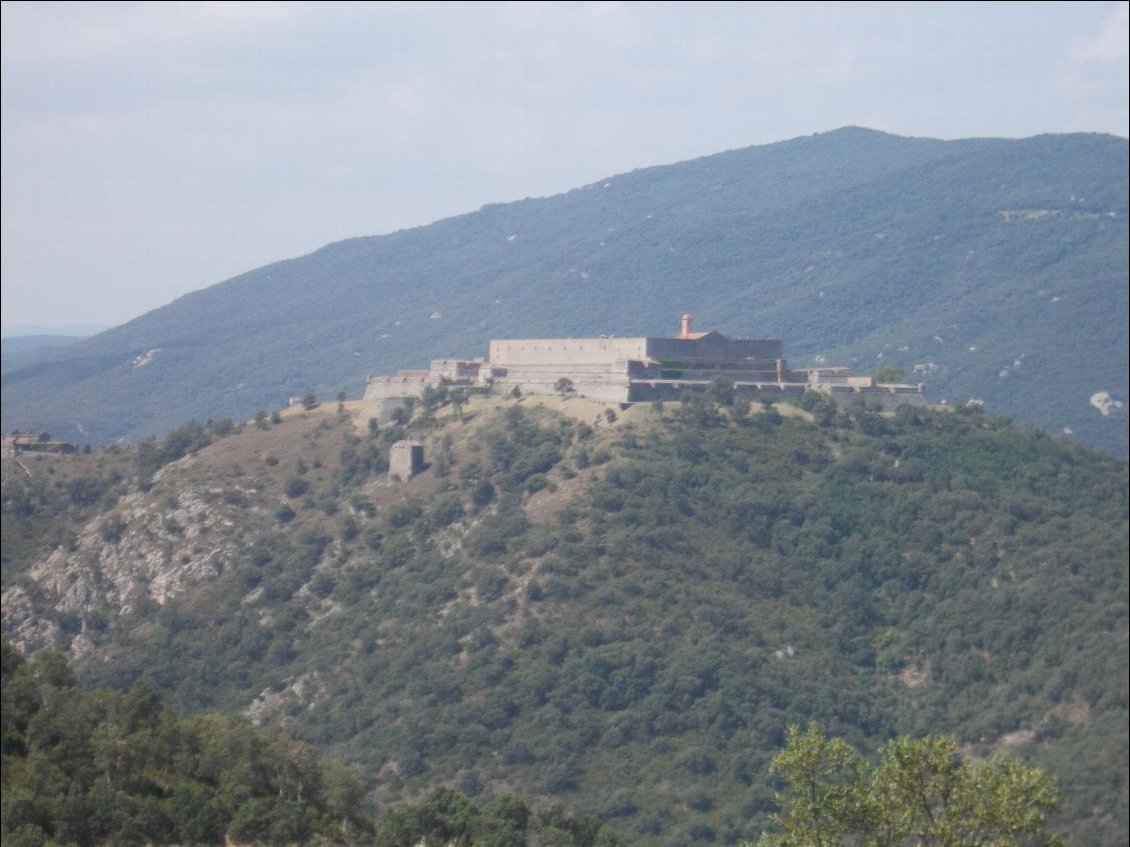 La citadelle de Vauban avec le fort de Bellegarde.