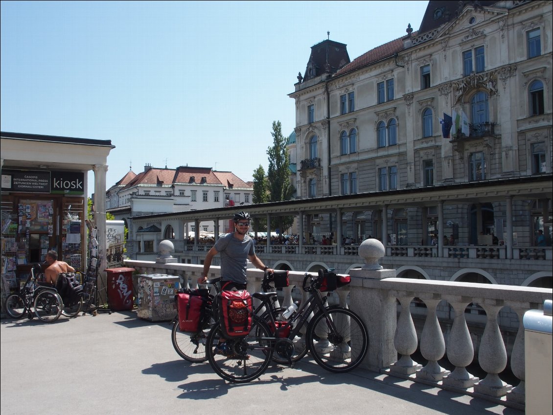 Visiter une ville en vélo de voyage, c'est pas anodin !