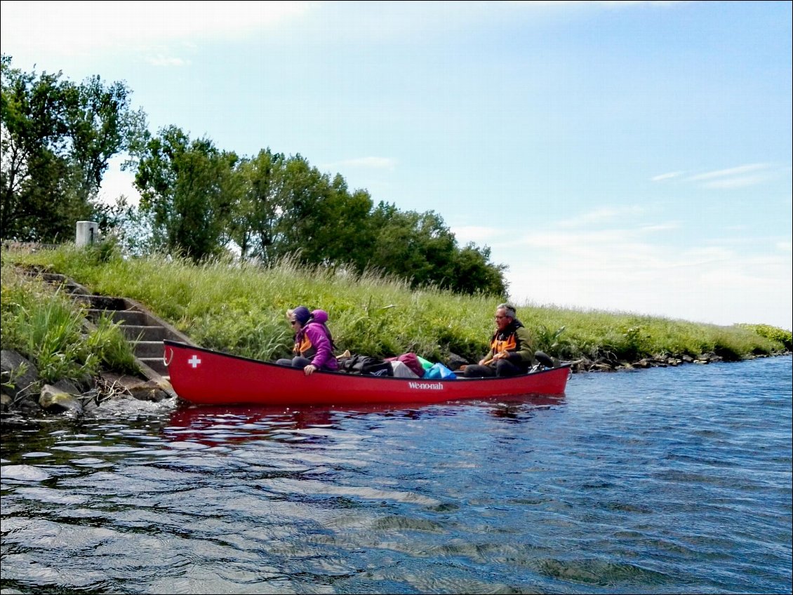 Krys et Monika de Zurich. Partis du lac de Constance pour rejoindre Rotterdam en canoë.