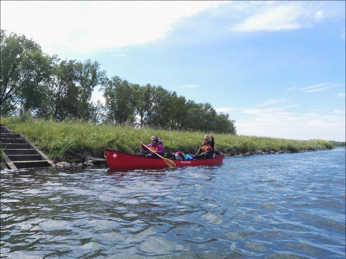 Krys et Monika de Zurich. Partis du lac de Constance pour rejoindre Rotterdam en canoë.