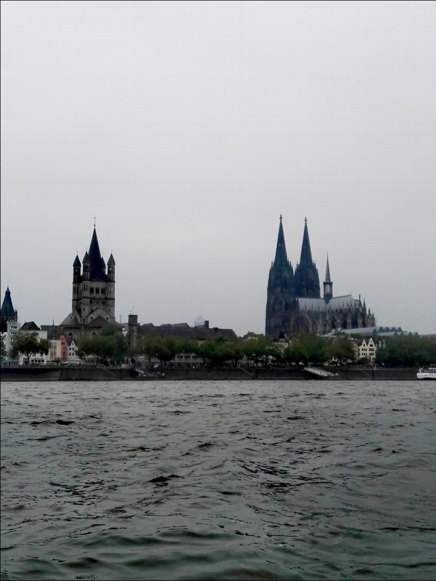 Cathédrale de Cologne (à droite)