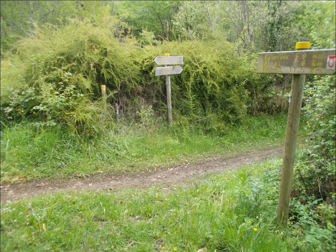 À droite, le Buisson ; à gauche Cadouin.