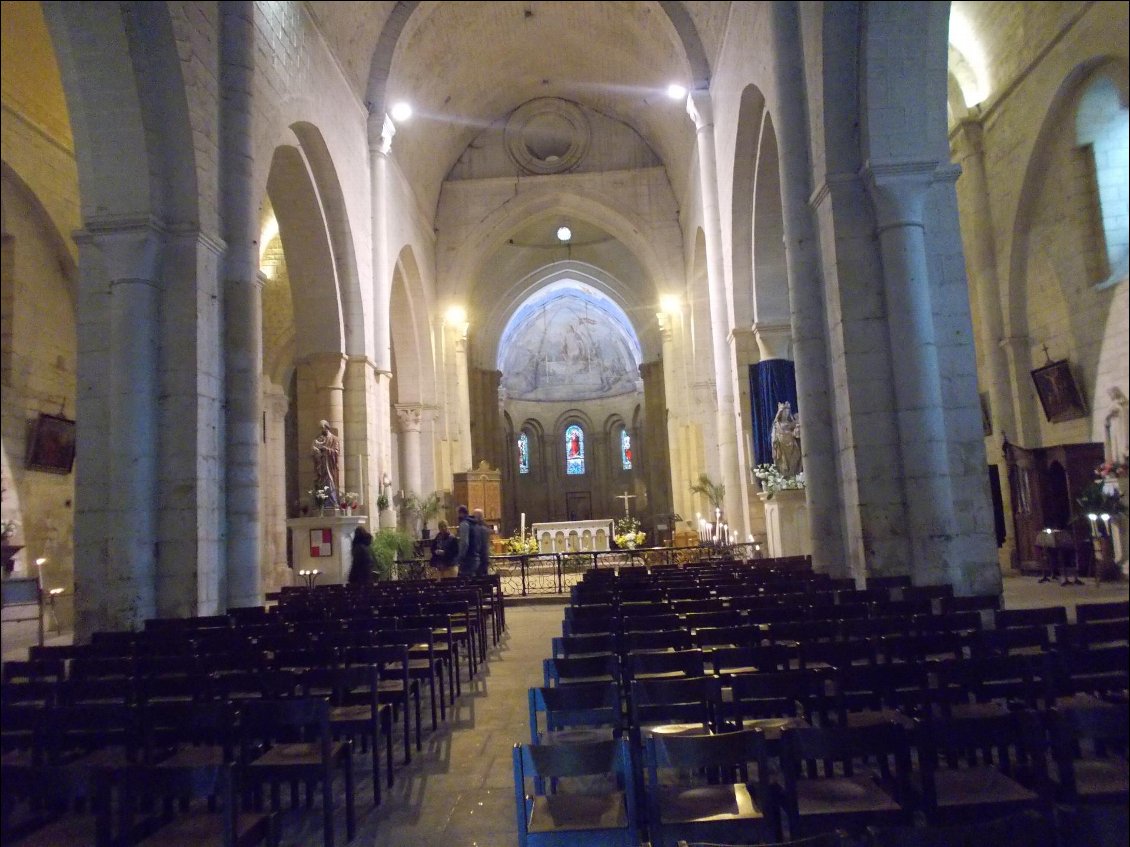 À l'abri à l'intérieur de l'église.