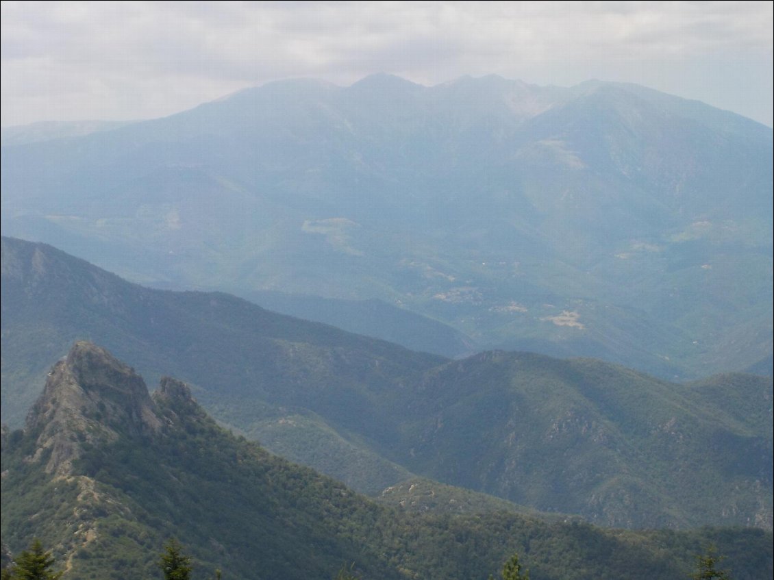 J4. Les « vraies » montagnes commencent à se rapprocher avec le Canigou en vue ! Il me tarde car jusqu’à présent j’ai évolué dans des reliefs relativement bas, beaucoup sur pistes tantôt à l’ombre, tantôt au soleil, mais surtout derrière une végétation masquant le paysage.