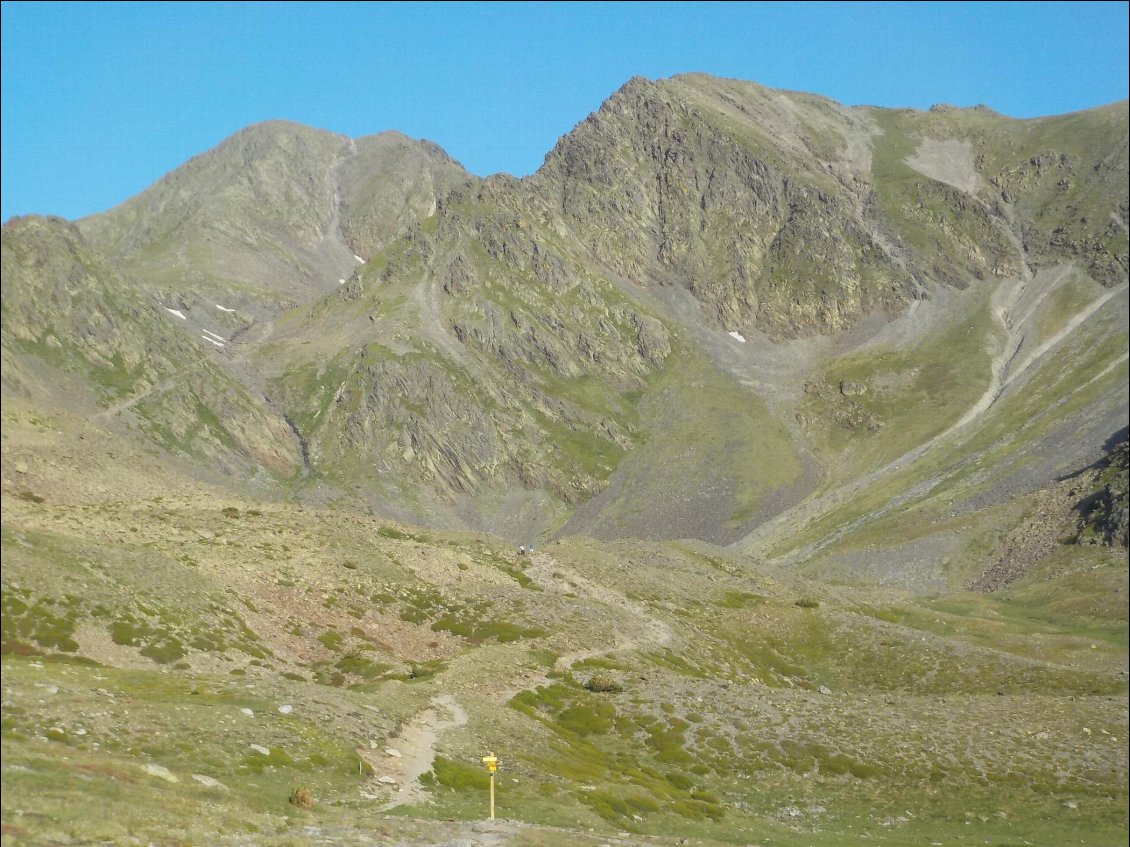 J11. Pic Carlit droit devant ! L’ascension se fera par l’accès classique, face Est, sans grande difficulté.