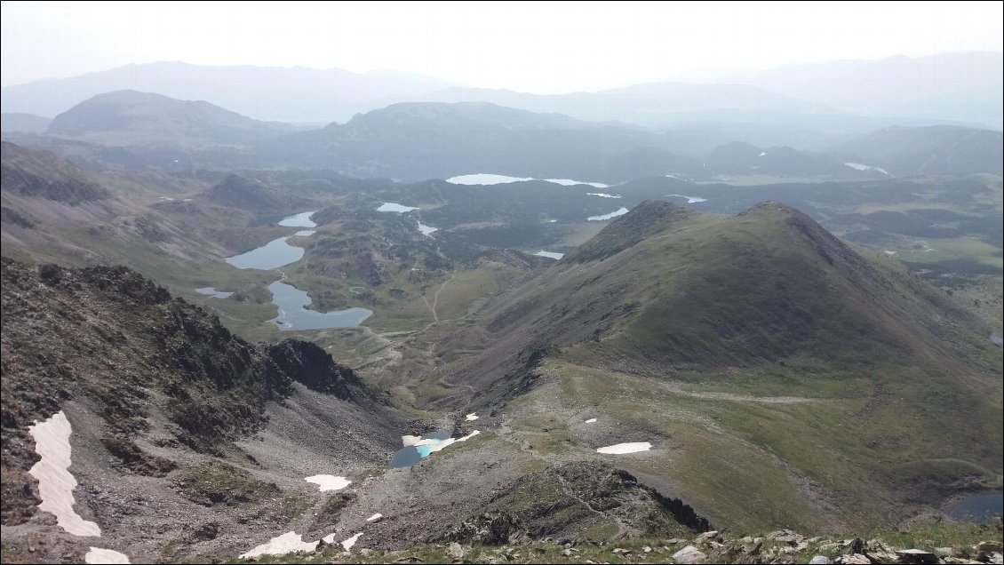 J11. Avec l’altitude, vue sur les lacs. Le grand lac au fond est celui des Bouillouses. C’est de là que partent la plupart des randonneurs, car il est possible de s’y rendre en navette.