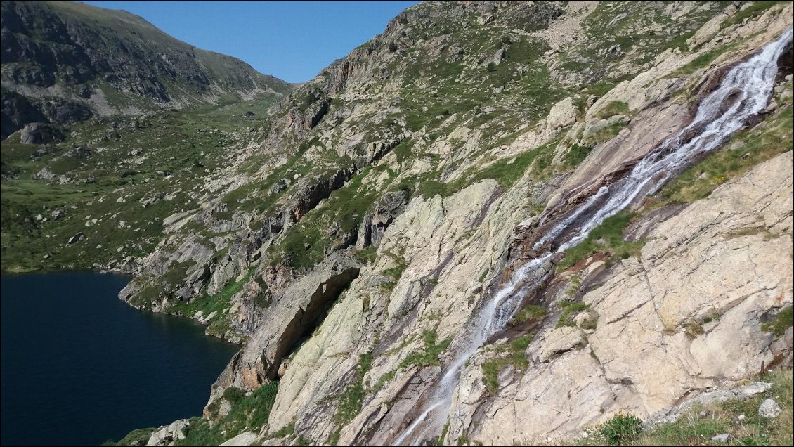 J13. Sans doute la plus belle journée depuis mon départ avec de nombreux cours d’eau, lacs et cascades.