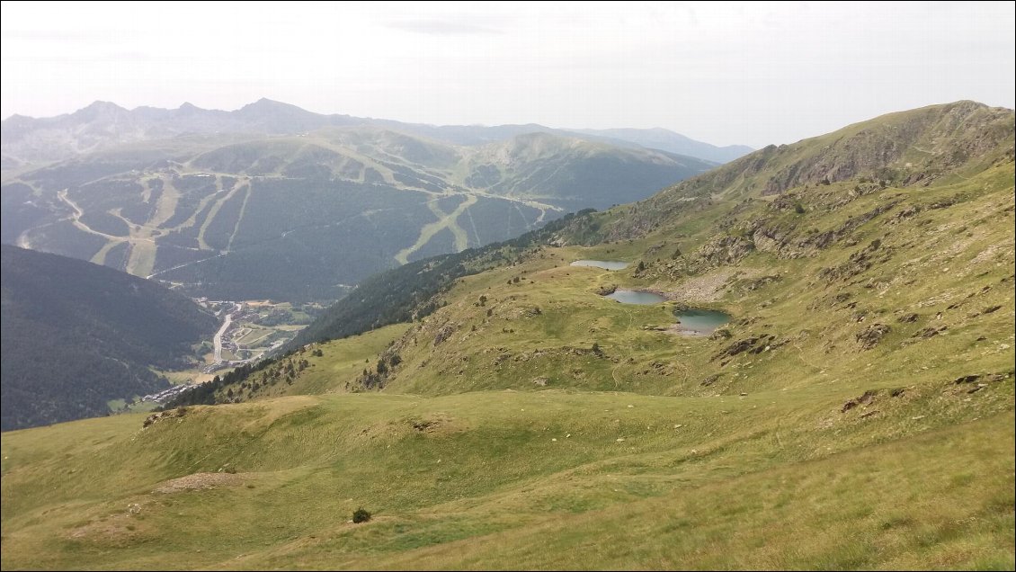 J14. Trois petits laquets. En arrière plan on aperçoit Soldeu et ses pistes de ski.