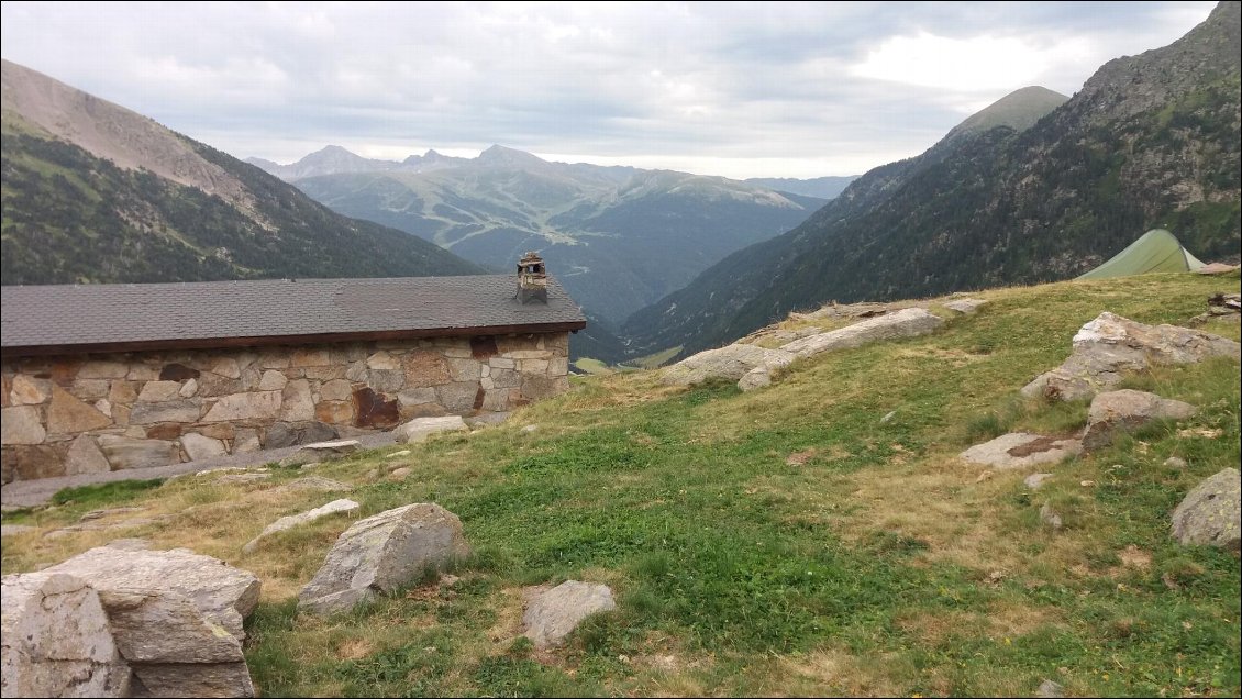 J14. Refugi de la Coms de Jan (2220m). Après un diner partagé avec une dizaine d’Andorrans visiblement déterminés à veiller pour leur dernière soirée de randonnée, j’ai planté la tente à proximité dans l’espoir de retrouver un peu de quiétude pour me reposer. Dans la nuit il y eut de la pluie et des éclairs d’une intensité lumineuse telle que je les percevais les yeux fermés. Mon sac était fait, dans le cas où les choses se gâteraient je me tenais prêt à rejoindre la cabane.