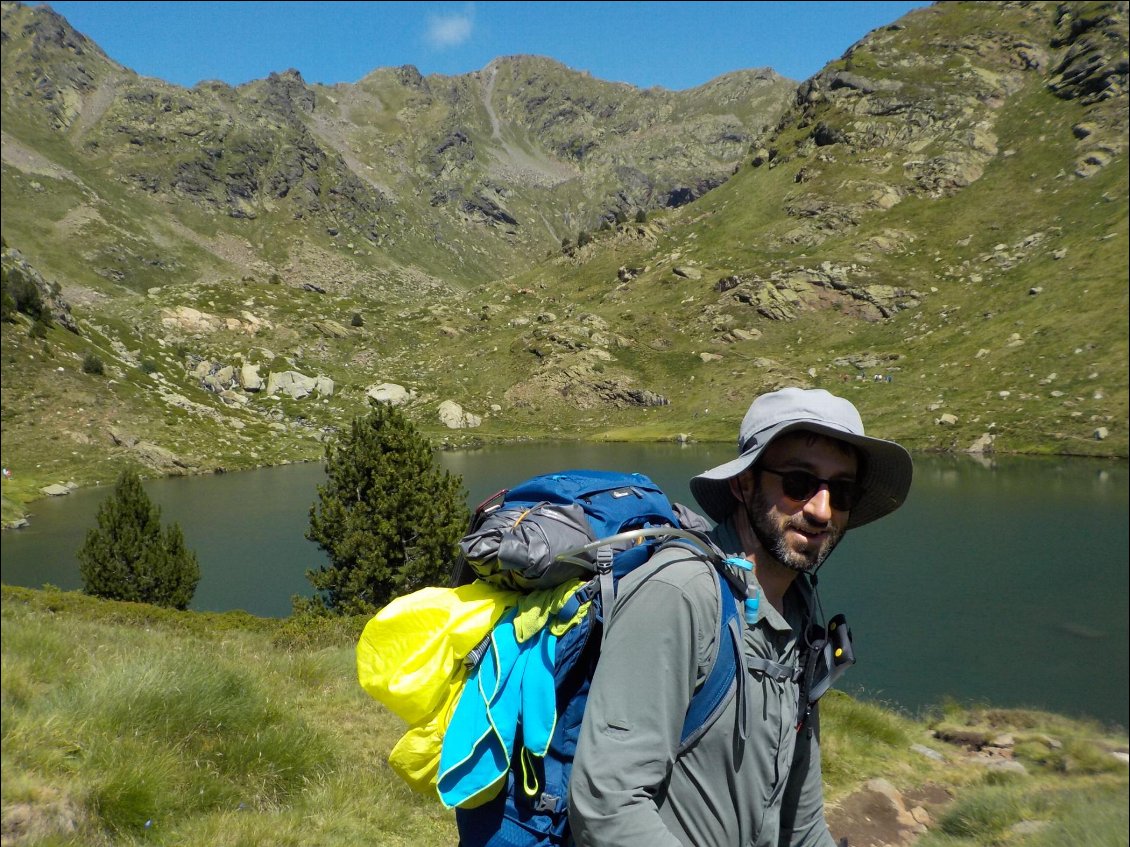 J16. Après une bonne nuit au refuge de Sorteny, le beau temps et la bonne humeur sont revenus. En arrière plan un des lacs « Estanys de Tristaina », zone très fréquentée. Ce sont mes derniers pas en Andorre, car je m’apprête à monter au col « Port de l'Abeille » qui marque la frontière avec la France.