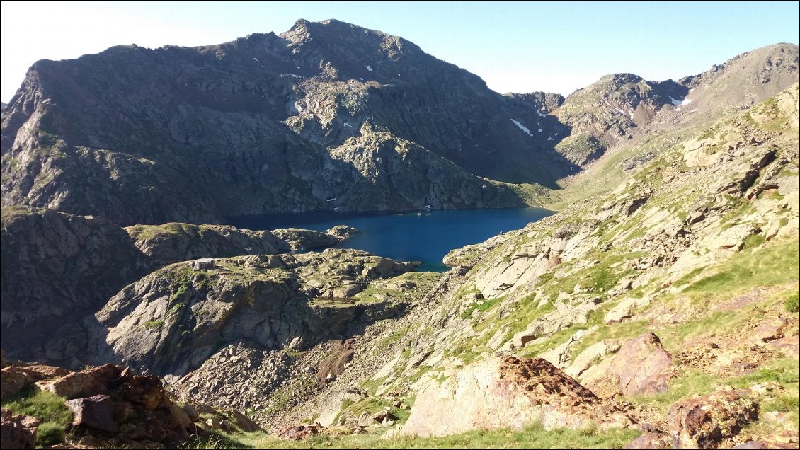 J17. Etang de Fourcat avec son refuge que l’on distingue à peine.