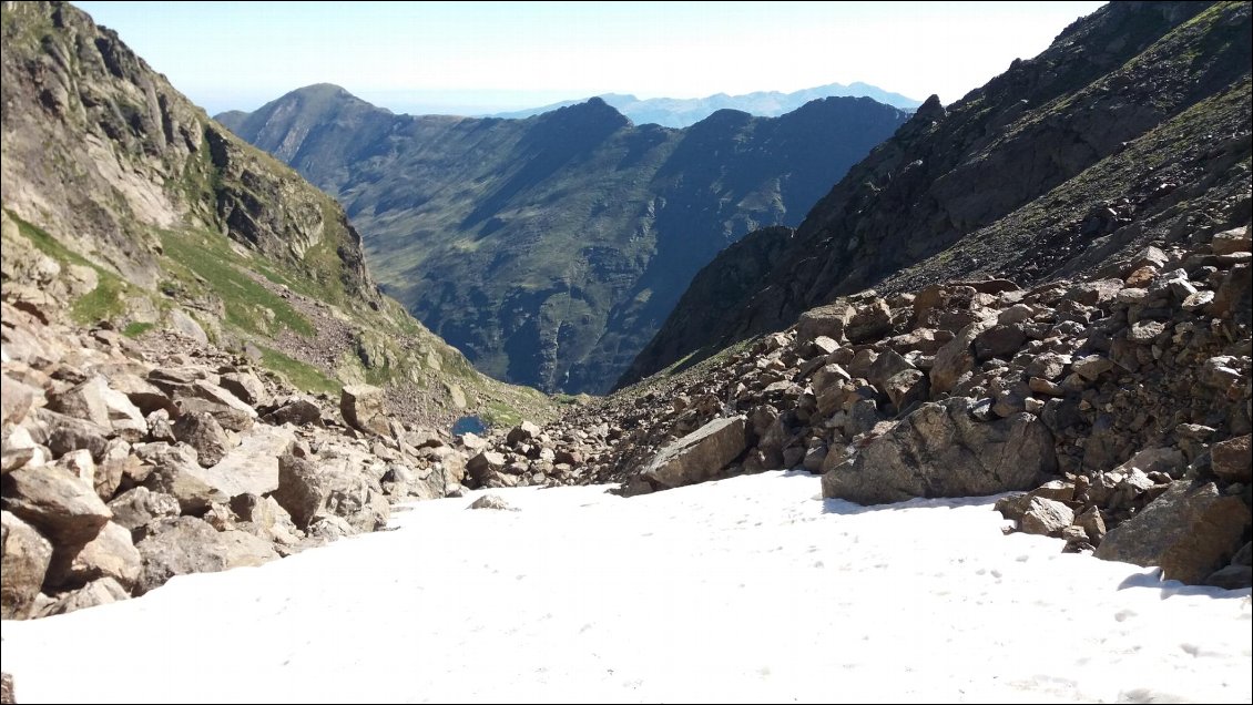 J17. Entre les crêtes NE et NNE du Malcaras. Mes premiers pas dans la neige, certes le névé est petit et la pente faible, mais la symbolique est tout de même là :-) On ne le voit pas mais j’évolue dans une section au caractère montagnard, et l’avancée se fait lentement avec la nécessité de mettre quasi-systématiquement les mains. LA HRP (Haute Randonnée des Pyrérénées) prend ici un nouveau tournant pour s’affirmer.