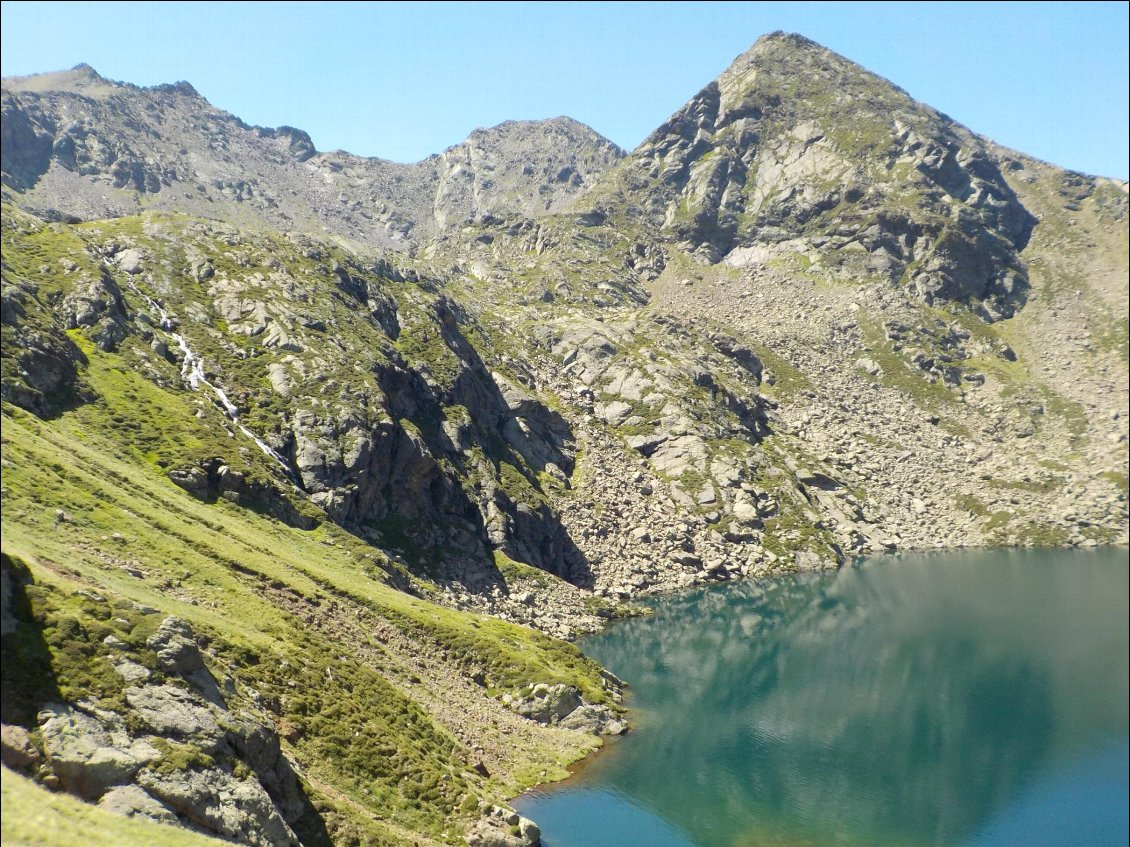 J17. Un des étangs du Picot avec sa cascade. Le lieu est plutôt fréquenté car le cadre est agréable et plus facile d’accès.