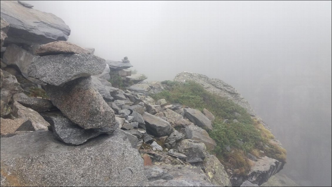 J18. La montée dans la brume, contrariante par sa capacité à tout humidifier, présentait le double avantage de ne pas avoir à souffrir des chaleurs de basses altitudes et de vivre la montagne différemment. Dans ce monde fantastique, j’ai laissé libre cours à mon imagination, ici une barque voile tendue, là bas un chien aux aguets, si bien que je n'en oubliai qu'une fois de plus je me retrouvais à nouveau trempé de la tête aux pieds.