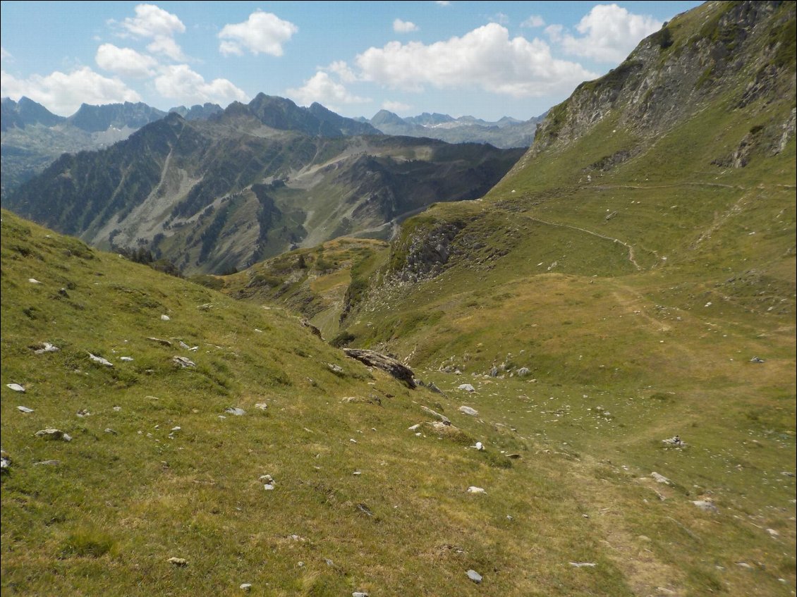 J22. Après le col de l’Estany Pudo, sentier de promenade pour rejoindre Port de la Bonaigua. De là, à cours de vivres et de liquidité je suis descendu en stop jusqu’à la ville de Saladru pour trouver une épicerie et une banque (les chauffeurs des navettes espagnoles étaient en grève).